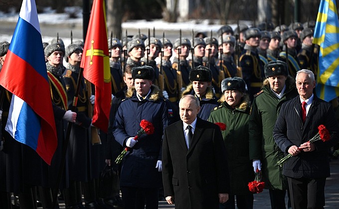 Возложение венка к Могиле Неизвестного Солдата