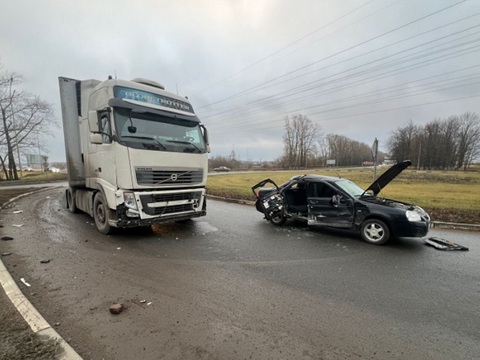 В Саранске водитель фуры не пропустил "Ладу", двое пострадавших