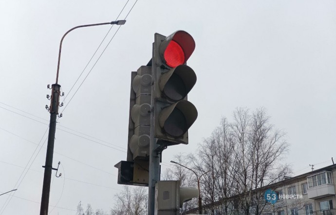 В Великом Новгороде разберутся с водителями, игнорирующими пешеходов и светофоры