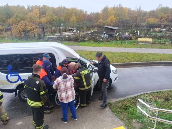 Новгородские спасатели помогли пенсионерам с переездом в «Дом социальной заботы»