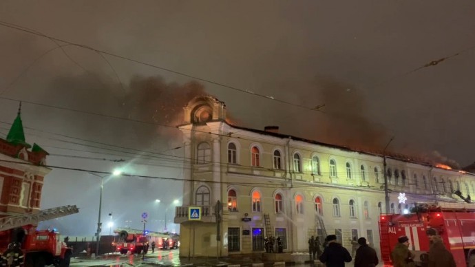 Рухнул шпиль горящего здания военного госпиталя в Туле