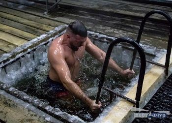 Благовещенцы открыли крещенские купания
