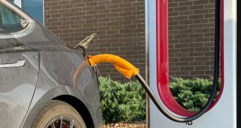Tesla призвала владельцев электромобилей не пытаться ускорить зарядку при помощи мокрого полотенца