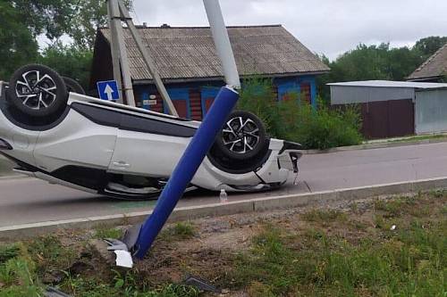 В Благовещенске автомобиль врезался в опору и оказался на крыше