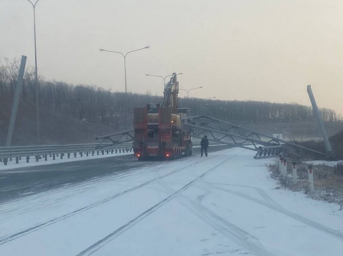 Туда лучше не ехать. В Приморье новая трасса перекрыта из-за ДТП с экскаватором