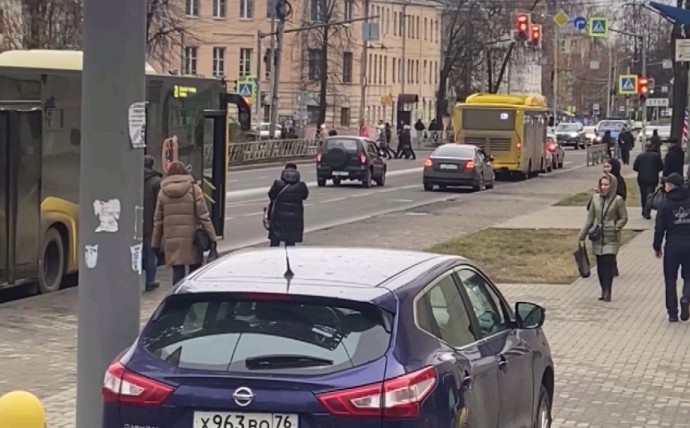 Загрузил бампер в багажник и уехал: в Ярославле мужчина врезался в автобус