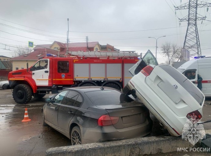 Машина на машине. В жестком ДТП в Астрахани пострадала пассажирка