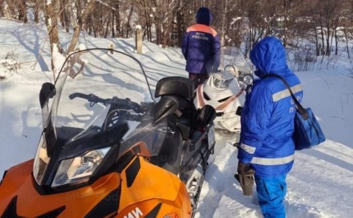 На Сахалине спасатели на снегоходах помогли доставить мужчину к карете скорой помощи