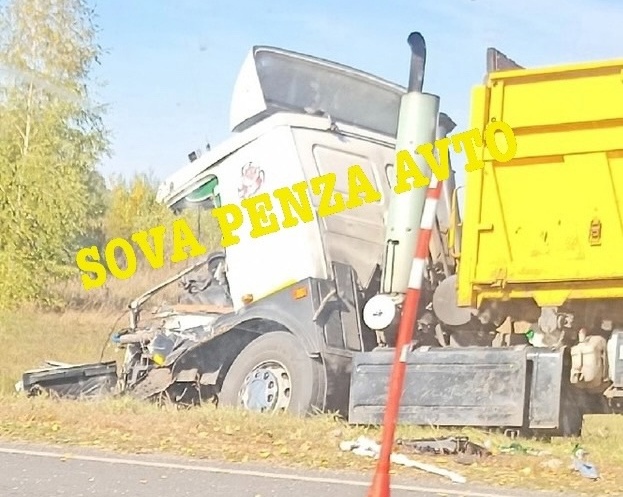 На трассе в Пензенской области в страшную аварию попали два грузовика. ФОТО