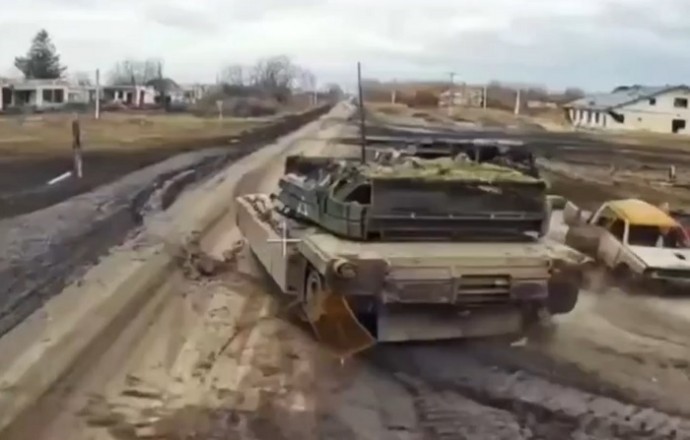 Российский управляемый по оптоволокну FPV-дрон поразил танк M1 Abrams в Курской области