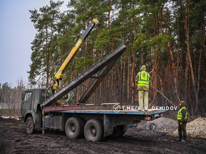 В белгородской Сосновке устанавливают арт-объект с качелями и скамейками