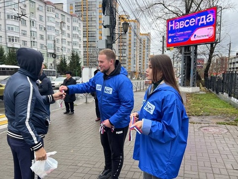 В преддверии Дня народного единства молодогвардейцы подарили ленты российского триколора жителям Саранска