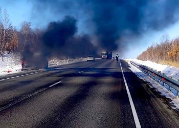 В Приамурье на трассе загорелся Peugeot