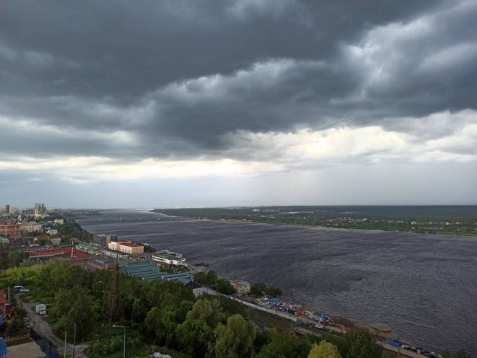 В Перми жители наблюдали явление, похожее на смерч