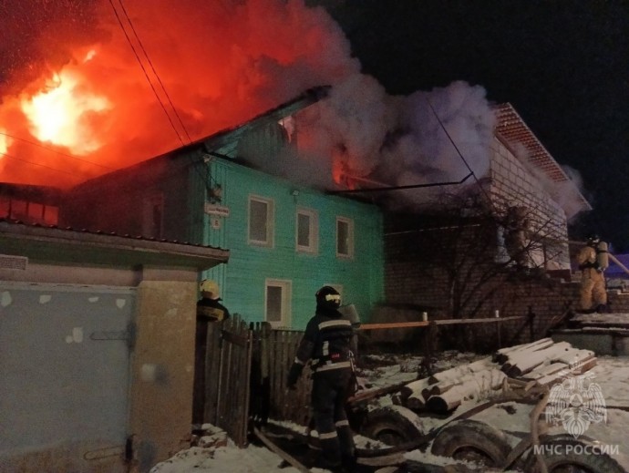 Семь пожарных расчетов тушило дом в пригороде Кирова