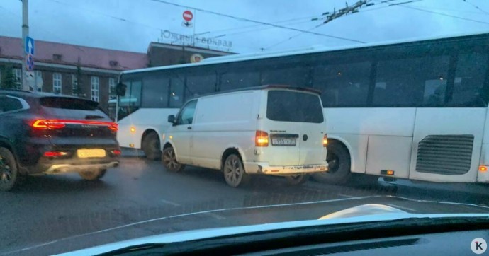 Снова те же грабли: на Южном вокзале столкнулись легковушка и автобус, трамваи временно перезапустили