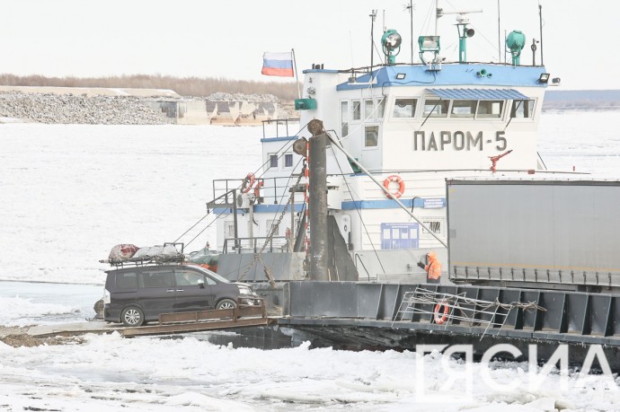 Паромную переправу Якутск - Нижний Бестях закроют раньше обычного срока