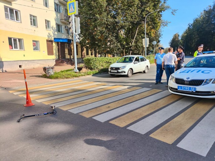 В Великом Новгороде водитель эвакуатора насмерть сбил десятилетнего самокатчика