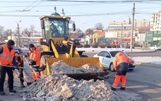 В Курске на уборку улиц вышли 74 специалиста