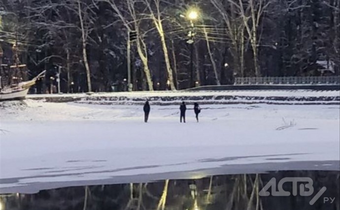 Очевидец: подросток провалился одной ногой под лёд в парке Южно-Сахалинска