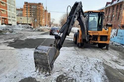 В Благовещенске от наледи очистили участки дорог над теплосетями