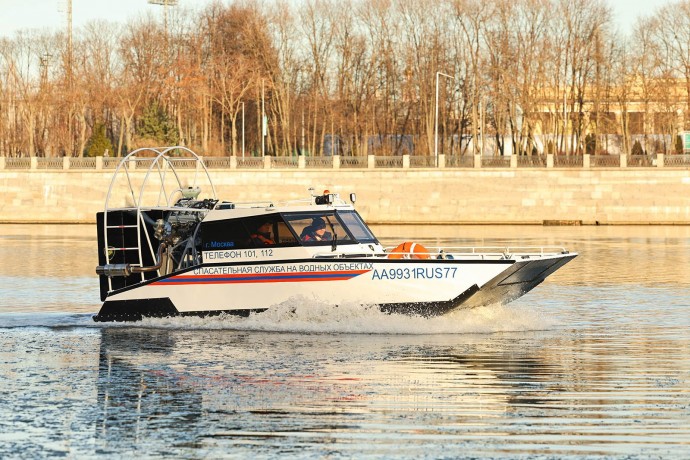 Московские спасатели будут патрулировать водоемы на новых скоростных аэролодках