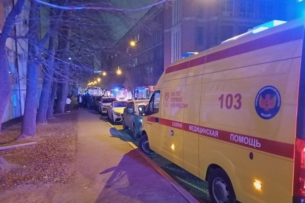 Скорые вывозят пострадавших с места пожара на востоке Москвы