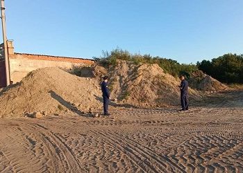 В Приамурье ребенка засыпало песком в карьере