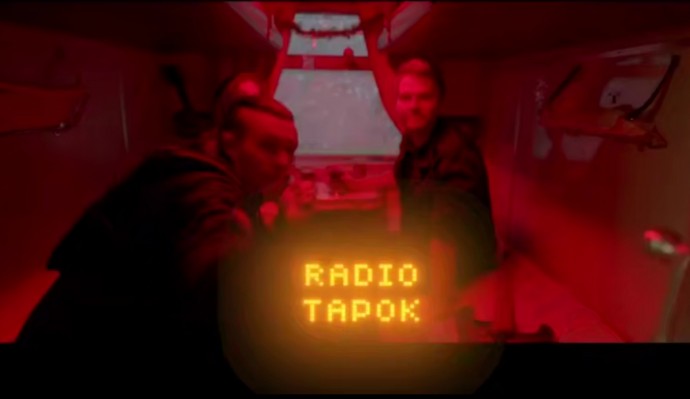 Уроженец посёлка Парфино Radio Tapok снялся в фильме о Новом годе