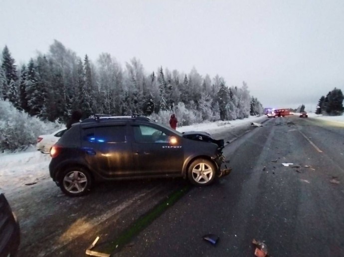 В Кирове в ДТП с автобусом и двумя легковушками погиб водитель