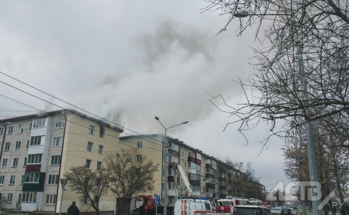 Появились новые кадры с места тушения пожара в многоэтажке в Южно-Сахалинске