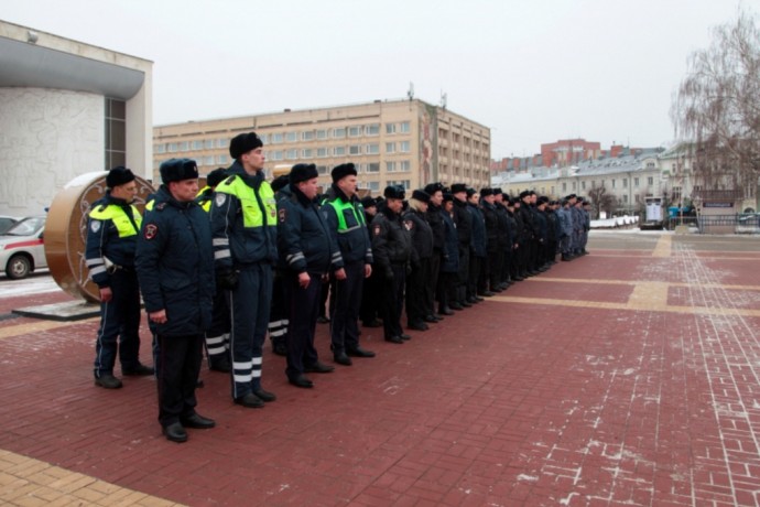 Орловским полицейским вручили награды на гарнизонном разводе