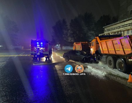 ДТП в Уфе: водитель «Рено» врезался в припаркованный «КамАЗ», двое тяжело ранены