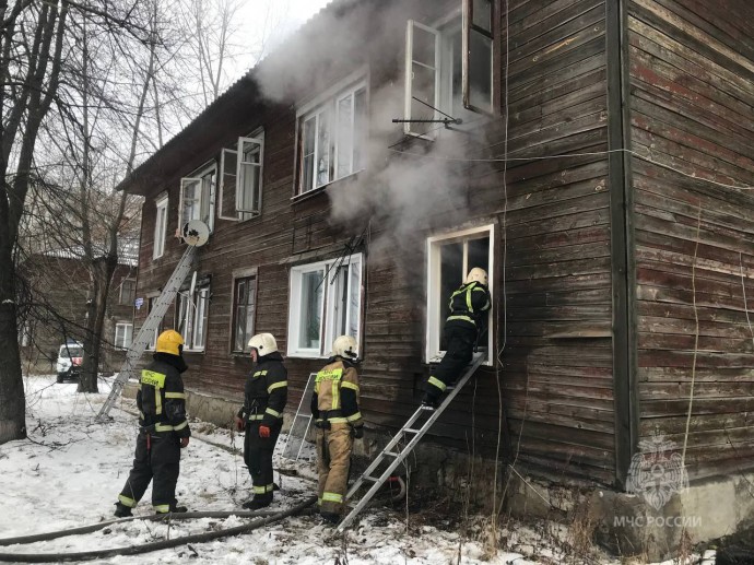 На улице Стрелочной в Пензе из горящего дома спасли пятерых человек