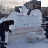 На площади в Тынде начали создавать ледяные скульптуры