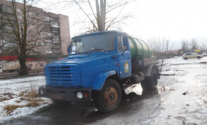 В Великом Новгороде разыскивают владельцев брошенного грузовика и иномарки