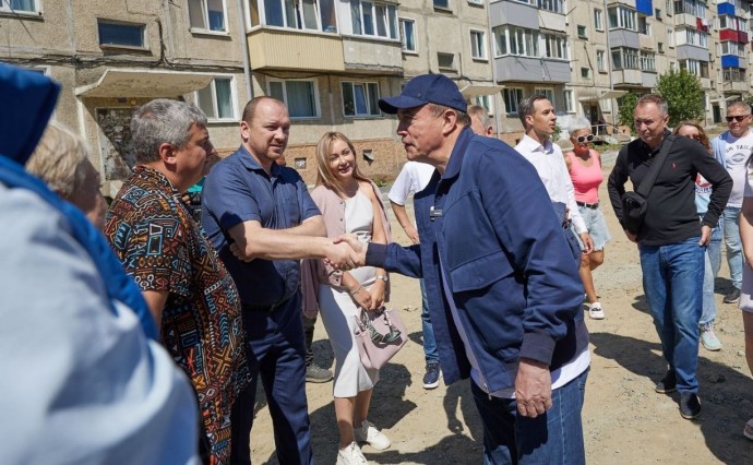 Валерий Лимаренко потребовал учитывать мнение жителей при ремонте двора в Южно-Сахалинске