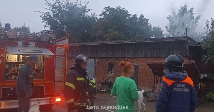 Мама и четверо детей спаслись: в Зеленоградском районе загорелся частный дом