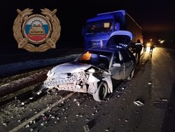 "ВАЗ" с молодёжью въехал в фуру: четверо в больнице