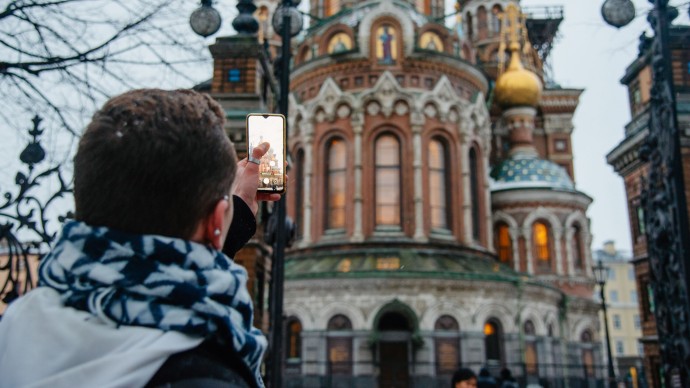 Более 100 тысяч гостей Петербурга получили поддержку мобильных помощников