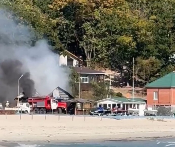 На популярной базе отдыха в Приморье полыхает строение