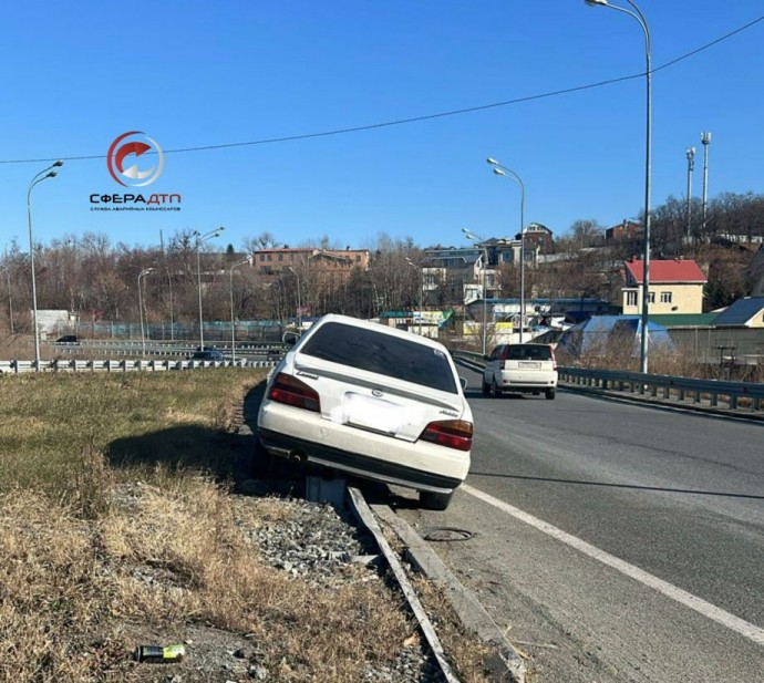 Во Владивостоке водитель иномарки устроил загадочное ДТП