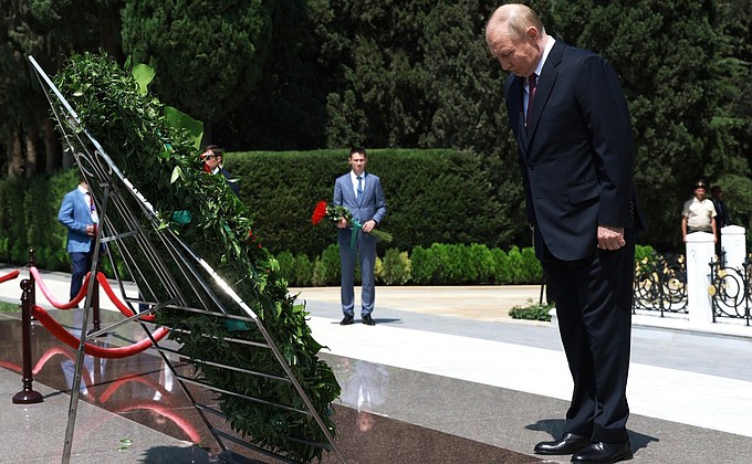 Возложение венка к могиле Гейдара Алиева