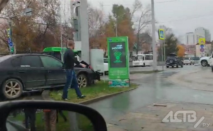 Subaru врезался в столб: жёсткое ДТП произошло на перекрёстке в Южно-Сахалинске