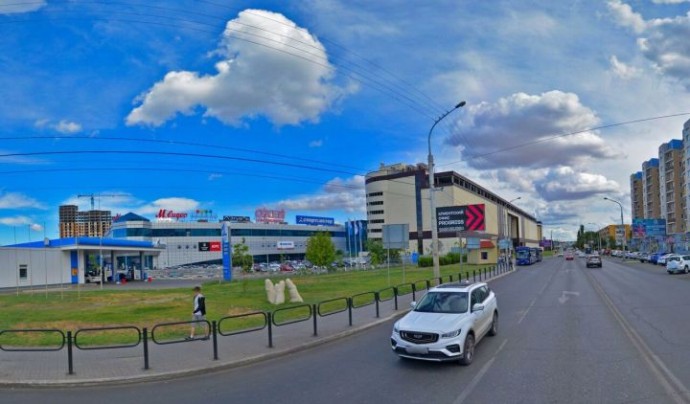 Торчащие из земли пальцы вырвали в центре Астрахани