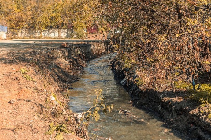 Во Владивостоке очистили коллектор на улице, которая регулярно уходит под воду во время дождей