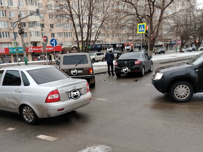 В центре Пензы парализовало движение из-за тройного ДТП