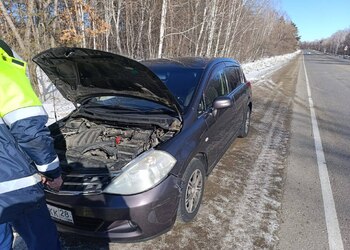 «Дорожный патруль» помог водителю неисправного авто в Приамурье