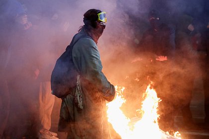 Протестующие в Тбилиси подожгли здание парламента