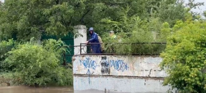 Город на севере Астраханской области подтопило из-за ливня 